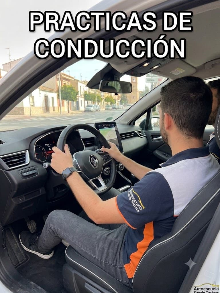 Estudiante de autoescuela al volante de un coche durante sus prácticas de conducción urbana.